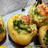 Cartofi umpluti cu pireu si broccoli la cuptor